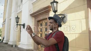 混合种族快乐游客拍照他的智能手机相机站在欧洲著名建筑附近